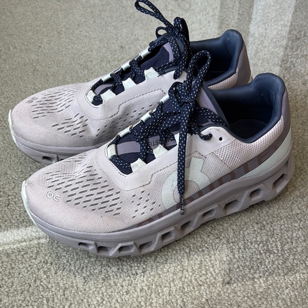 On Running Cloudstratus Shoes in Light Gray and Navy … used size 7